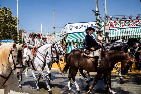 Seville, İspanya - 1 Mayıs 2022 Sevilya 'nın en ünlü festivali olan Feria de Seville' in koridorlarında geleneksel Endülüs tarzı giyinmiş