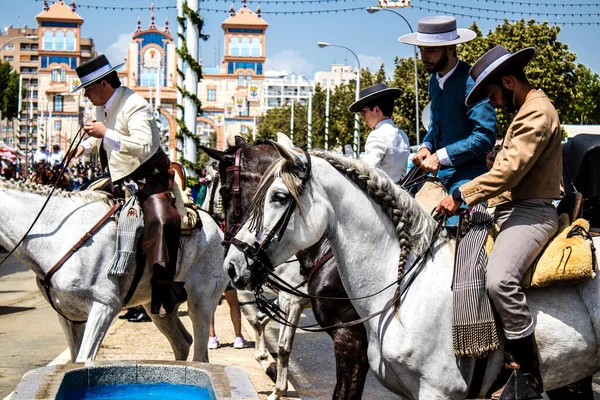 Seville, İspanya - 1 Mayıs 2022 Sevilya 'nın en ünlü festivali olan Feria de Seville' in koridorlarında geleneksel Endülüs tarzı giyinmiş