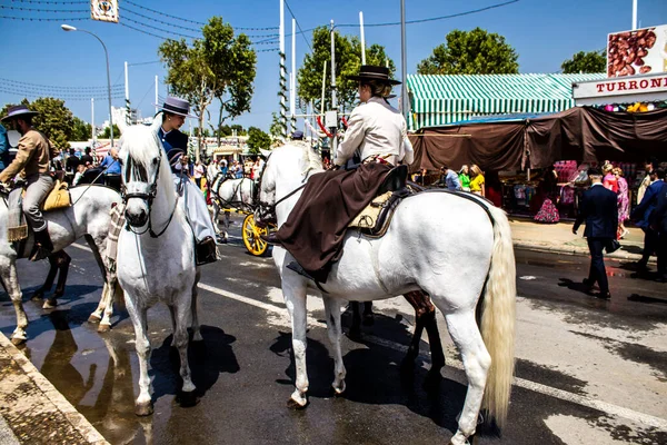 Seville, İspanya - 1 Mayıs 2022 Sevilya 'nın en ünlü festivali olan Feria de Seville' in koridorlarında geleneksel Endülüs tarzı giyinmiş