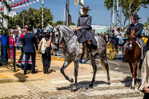 Seville, İspanya - 1 Mayıs 2022 Sevilya 'nın en ünlü festivali olan Feria de Seville' in koridorlarında geleneksel Endülüs tarzı giyinmiş