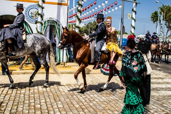 Seville, İspanya - 1 Mayıs 2022 Sevilya 'nın en ünlü festivali olan Feria de Seville' in koridorlarında geleneksel Endülüs tarzı giyinmiş