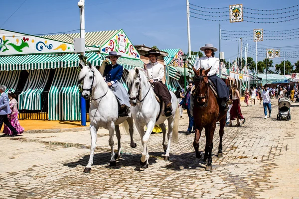 Seville, İspanya - 1 Mayıs 2022 Sevilya 'nın en ünlü festivali olan Feria de Seville' in koridorlarında geleneksel Endülüs tarzı giyinmiş