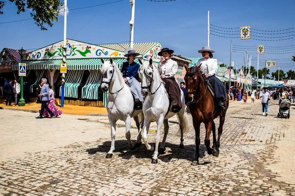 Seville, İspanya - 1 Mayıs 2022 Sevilya 'nın en ünlü festivali olan Feria de Seville' in koridorlarında geleneksel Endülüs tarzı giyinmiş