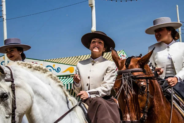 Seville, İspanya - 1 Mayıs 2022 Sevilya 'nın en ünlü festivali olan Feria de Seville' in koridorlarında geleneksel Endülüs tarzı giyinmiş