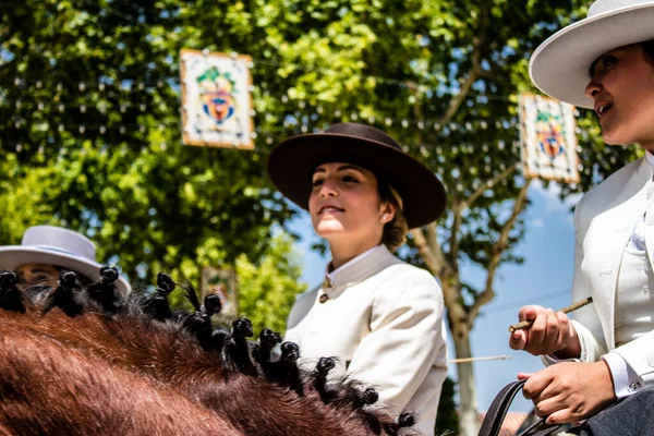 Seville, İspanya - 1 Mayıs 2022 Sevilya 'nın en ünlü festivali olan Feria de Seville' in koridorlarında geleneksel Endülüs tarzı giyinmiş