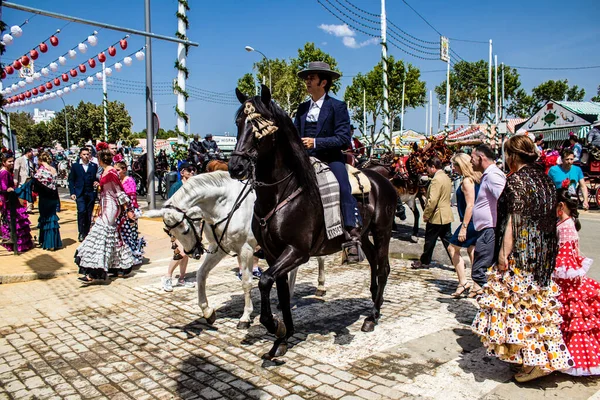 Seville, İspanya - 1 Mayıs 2022 Sevilya 'nın en ünlü festivali olan Feria de Seville' in koridorlarında geleneksel Endülüs tarzı giyinmiş