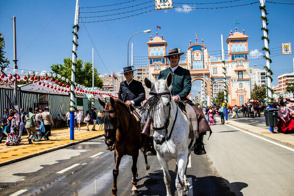 Севилья, Испания - 01 мая 2022 года Севилья всадники одеты в традиционный андалузский стиль парада через проходы Feria de Seville, самый известный фестиваль в Испании