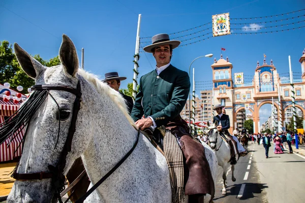 Seville, İspanya - 1 Mayıs 2022 Sevilya 'nın en ünlü festivali olan Feria de Seville' in koridorlarında geleneksel Endülüs tarzı giyinmiş