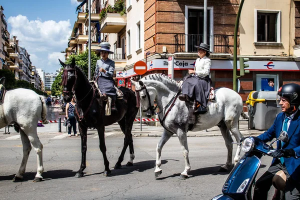 Seville, İspanya - 1 Mayıs 2022 Sevilya 'nın en ünlü festivali olan Feria de Seville' in koridorlarında geleneksel Endülüs tarzı giyinmiş