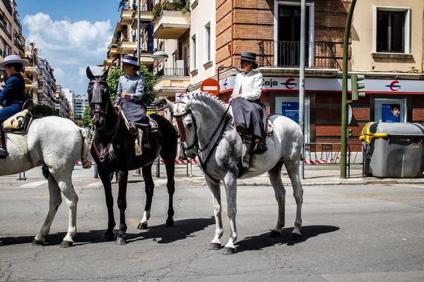 Seville, İspanya - 1 Mayıs 2022 Sevilya 'nın en ünlü festivali olan Feria de Seville' in koridorlarında geleneksel Endülüs tarzı giyinmiş