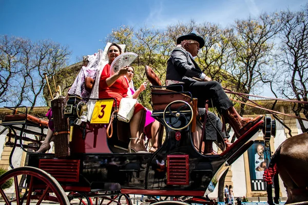 セビリア スペイン 2022年5月1日セビリアの通りを馬と一緒に馬車に乗る伝統的なアンダルシアの方法で身に着けているセビリア人は コヴィドのために不在の2年後に戻ってお祝い — ストック写真