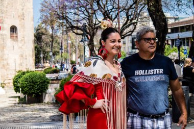 Seville, İspanya - 01 Mayıs 2022 Sevilla sokaklarında yürüyen geleneksel Endülüs tarzı giyinmiş Sevilla halkı iki yıl süren şiddetli bir salgından sonra geri döndü.