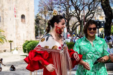 Seville, İspanya - 01 Mayıs 2022 Sevilla sokaklarında yürüyen geleneksel Endülüs tarzı giyinmiş Sevilla halkı iki yıl süren şiddetli bir salgından sonra geri döndü.