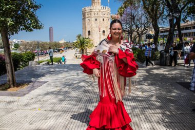 Seville, İspanya - 01 Mayıs 2022 Sevilla sokaklarında yürüyen geleneksel Endülüs tarzı giyinmiş Sevilla halkı iki yıl süren şiddetli bir salgından sonra geri döndü.