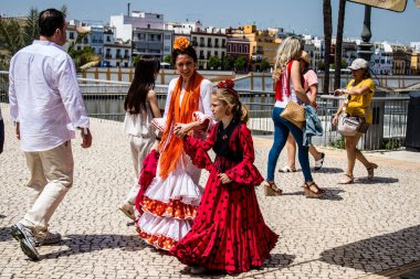 Seville, İspanya - 01 Mayıs 2022 Sevilla sokaklarında yürüyen geleneksel Endülüs tarzı giyinmiş Sevilla halkı iki yıl süren şiddetli bir salgından sonra geri döndü.
