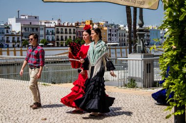 Seville, İspanya - 01 Mayıs 2022 Sevilla sokaklarında yürüyen geleneksel Endülüs tarzı giyinmiş Sevilla halkı iki yıl süren şiddetli bir salgından sonra geri döndü.