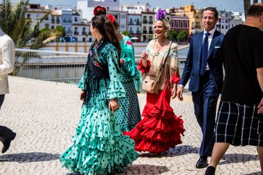 Seville, İspanya - 01 Mayıs 2022 Sevilla sokaklarında yürüyen geleneksel Endülüs tarzı giyinmiş Sevilla halkı iki yıl süren şiddetli bir salgından sonra geri döndü.