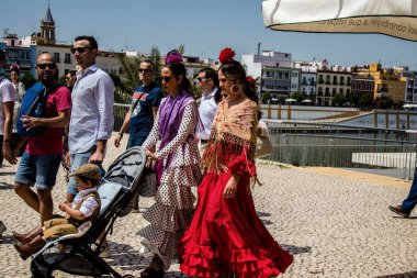 Seville, İspanya - 01 Mayıs 2022 Sevilla sokaklarında yürüyen geleneksel Endülüs tarzı giyinmiş Sevilla halkı iki yıl süren şiddetli bir salgından sonra geri döndü.
