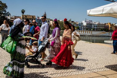 Seville, İspanya - 01 Mayıs 2022 Sevilla sokaklarında yürüyen geleneksel Endülüs tarzı giyinmiş Sevilla halkı iki yıl süren şiddetli bir salgından sonra geri döndü.