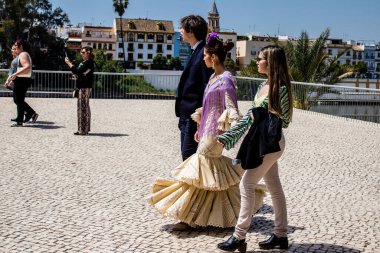 Seville, İspanya - 01 Mayıs 2022 Sevilla sokaklarında yürüyen geleneksel Endülüs tarzı giyinmiş Sevilla halkı iki yıl süren şiddetli bir salgından sonra geri döndü.