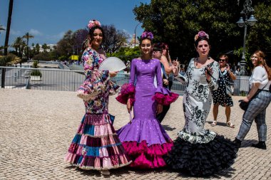 Seville, İspanya - 01 Mayıs 2022 Sevilla sokaklarında yürüyen geleneksel Endülüs tarzı giyinmiş Sevilla halkı iki yıl süren şiddetli bir salgından sonra geri döndü.