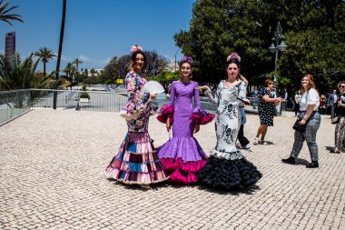 Seville, İspanya - 01 Mayıs 2022 Sevilla sokaklarında yürüyen geleneksel Endülüs tarzı giyinmiş Sevilla halkı iki yıl süren şiddetli bir salgından sonra geri döndü.