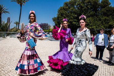 Seville, İspanya - 01 Mayıs 2022 Sevilla sokaklarında yürüyen geleneksel Endülüs tarzı giyinmiş Sevilla halkı iki yıl süren şiddetli bir salgından sonra geri döndü.