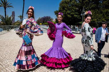 Seville, İspanya - 01 Mayıs 2022 Sevilla sokaklarında yürüyen geleneksel Endülüs tarzı giyinmiş Sevilla halkı iki yıl süren şiddetli bir salgından sonra geri döndü.