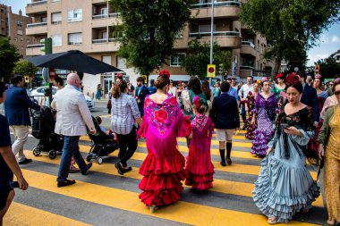 Seville, İspanya - 01 Mayıs 2022 Sevilla sokaklarında yürüyen geleneksel Endülüs tarzı giyinmiş Sevilla halkı iki yıl süren şiddetli bir salgından sonra geri döndü.