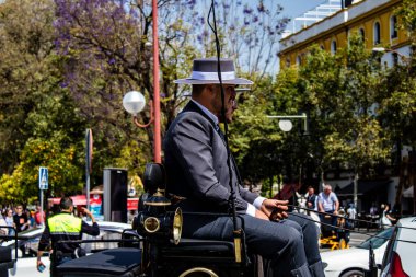 Seville, İspanya - 01 Mayıs 2022 at arabası sürücüsü İspanya 'nın en ünlü festivali Feria de Sevilla' da geçit töreni yapıyor.