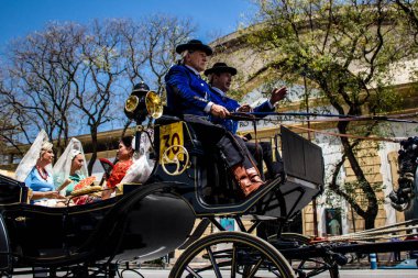 Seville, İspanya - 01 Mayıs 2022 at arabası sürücüsü İspanya 'nın en ünlü festivali Feria de Sevilla' da geçit töreni yapıyor.