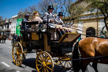 Seville, İspanya - 01 Mayıs 2022 at arabası sürücüsü İspanya 'nın en ünlü festivali Feria de Sevilla' da geçit töreni yapıyor.