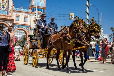 Seville, İspanya - 01 Mayıs 2022 at arabası sürücüsü İspanya 'nın en ünlü festivali Feria de Sevilla' da geçit töreni yapıyor.