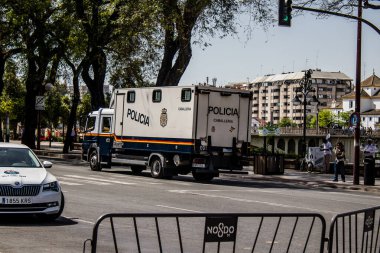 Seville, İspanya - 1 Mayıs 2022 İspanya 'nın en ünlü festivali olan Feria de Sevilla sırasında sokaklarda dolaşan polis arabası iki yıl süren Covid salgınından sonra geri döndü.