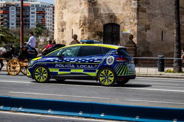 Seville, İspanya - 1 Mayıs 2022 İspanya 'nın en ünlü festivali olan Feria de Sevilla sırasında sokaklarda dolaşan polis arabası iki yıl süren Covid salgınından sonra geri döndü.