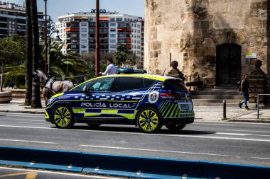 Seville, İspanya - 1 Mayıs 2022 İspanya 'nın en ünlü festivali olan Feria de Sevilla sırasında sokaklarda dolaşan polis arabası iki yıl süren Covid salgınından sonra geri döndü.