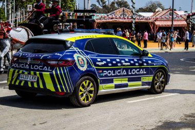 Seville, İspanya - 1 Mayıs 2022 İspanya 'nın en ünlü festivali olan Feria de Sevilla sırasında sokaklarda dolaşan polis arabası iki yıl süren Covid salgınından sonra geri döndü.