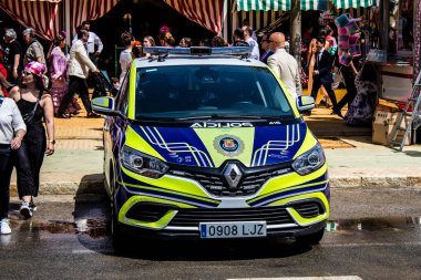 Seville, İspanya - 1 Mayıs 2022 İspanya 'nın en ünlü festivali olan Feria de Sevilla sırasında sokaklarda dolaşan polis arabası iki yıl süren Covid salgınından sonra geri döndü.