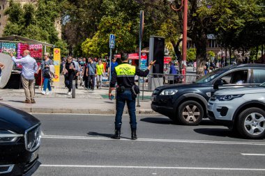Seville, İspanya - 01 Mayıs 2022 İspanya 'nın en ünlü festivali olan Feria de Sevilla sırasında sokaklara düşen polis memuru, iki yıl süren şiddetli bir salgından sonra kutlamaya geri döndü.
