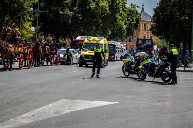 Seville, İspanya - 01 Mayıs 2022 İspanya 'nın en ünlü festivali olan Feria de Sevilla sırasında sokaklara düşen polis memuru, iki yıl süren şiddetli bir salgından sonra kutlamaya geri döndü.