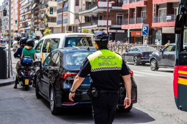 Seville, İspanya - 01 Mayıs 2022 İspanya 'nın en ünlü festivali olan Feria de Sevilla sırasında sokaklara düşen polis memuru, iki yıl süren şiddetli bir salgından sonra kutlamaya geri döndü.