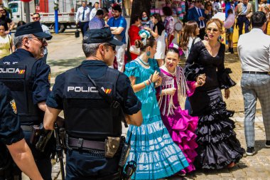 Seville, İspanya - 01 Mayıs 2022 İspanya 'nın en ünlü festivali olan Feria de Sevilla sırasında sokaklara düşen polis memuru, iki yıl süren şiddetli bir salgından sonra kutlamaya geri döndü.