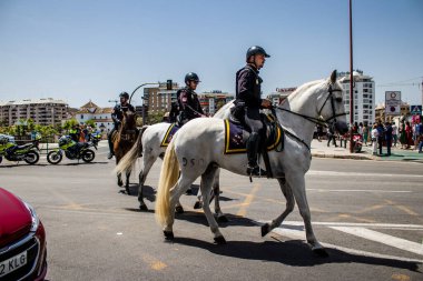 Seville, İspanya - 01 Mayıs 2022 İspanya 'nın en ünlü festivali olan Feria de Sevilla' da atla sokaklarda gezen polis iki yıl süren şiddetli bir salgından sonra kutlamaya geri döndü.
