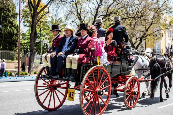 セビリア スペイン 2022年5月1日セビリアの通りを馬と一緒に馬車に乗る伝統的なアンダルシアの方法で身に着けているセビリア人は コヴィドのために不在の2年後に戻ってお祝い — ストック写真