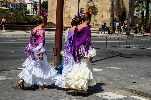 Seville, İspanya - 01 Mayıs 2022 Sevilla sokaklarında yürüyen geleneksel Endülüs tarzı giyinmiş Sevilla halkı iki yıl süren şiddetli bir salgından sonra geri döndü.