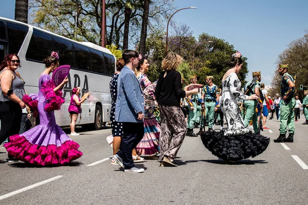 Seville, İspanya - 01 Mayıs 2022 Sevilla sokaklarında yürüyen geleneksel Endülüs tarzı giyinmiş Sevilla halkı iki yıl süren şiddetli bir salgından sonra geri döndü.
