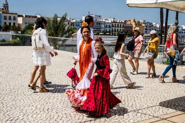 Seville, İspanya - 01 Mayıs 2022 Sevilla sokaklarında yürüyen geleneksel Endülüs tarzı giyinmiş Sevilla halkı iki yıl süren şiddetli bir salgından sonra geri döndü.