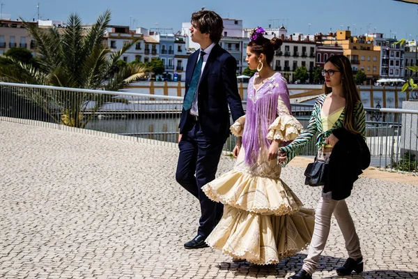 Sevilla España Mayo 2022 Sevillanos Vestidos Manera Tradicional Andaluza Caminando — Foto de Stock