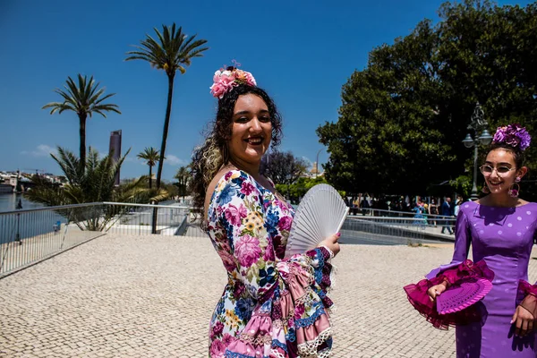 Seville, İspanya - 01 Mayıs 2022 Sevilla sokaklarında yürüyen geleneksel Endülüs tarzı giyinmiş Sevilla halkı iki yıl süren şiddetli bir salgından sonra geri döndü.