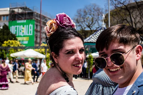 Seville, İspanya - 01 Mayıs 2022 Sevilla sokaklarında yürüyen geleneksel Endülüs tarzı giyinmiş Sevilla halkı iki yıl süren şiddetli bir salgından sonra geri döndü.